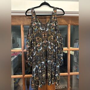 EUC Romeo + Juliet Couture Size Small‎ Floral Cold Shoulder Dress